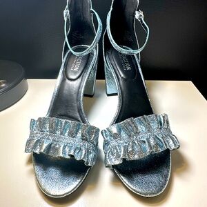 Kenneth Cole Reaction metallic blue heels fun and funky!
Size 10